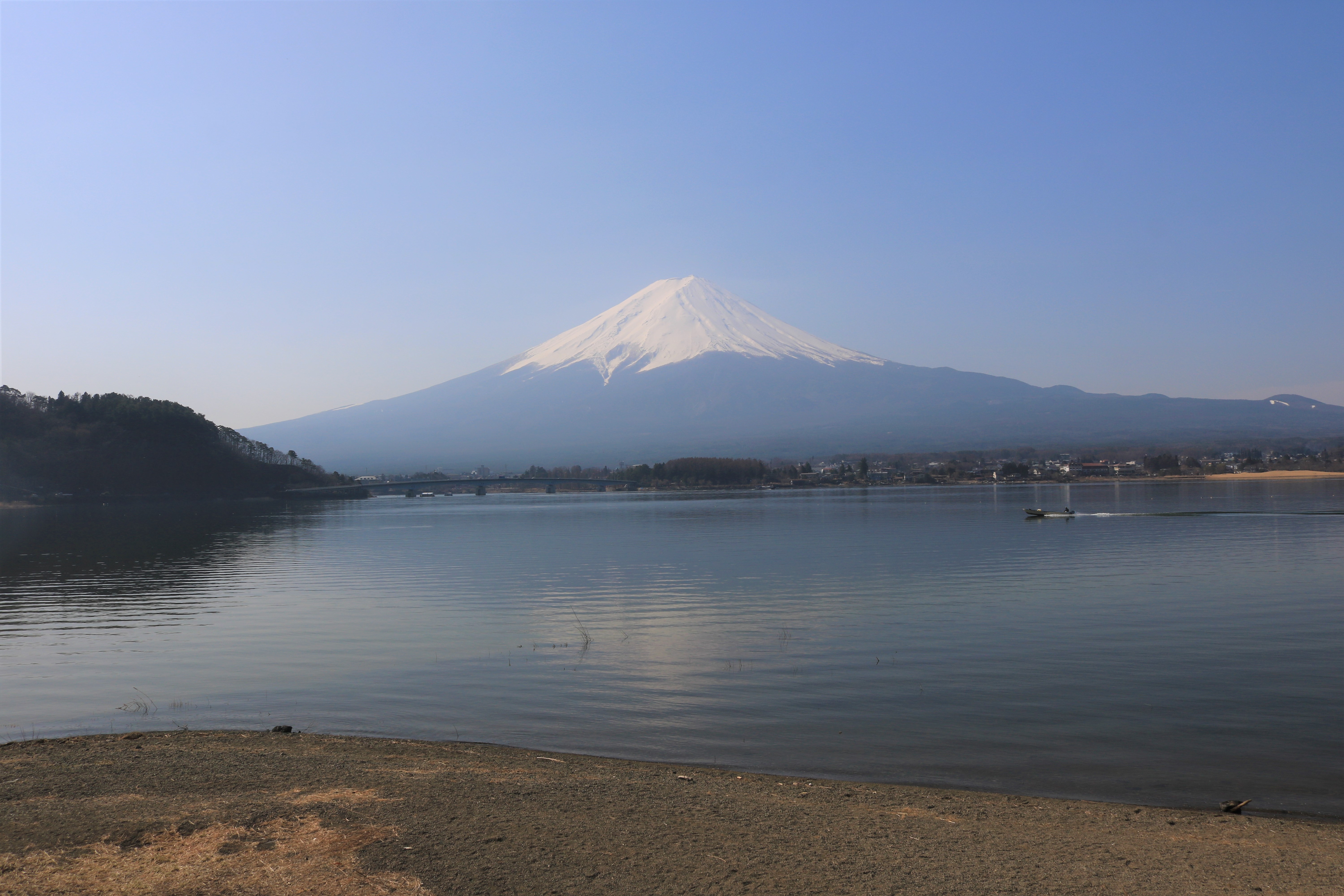 从河口湖眺望富士山的实景照片,仅为景观参考,不代表出行当天天气